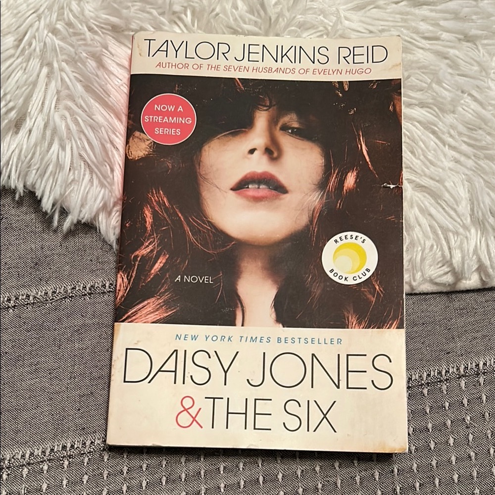 🩶5/$30 Daisy Jones & The Six by Taylor Jenkins Reid Paperback Novel